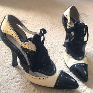 Yves Saint Laurent 2 tone shoes size 35